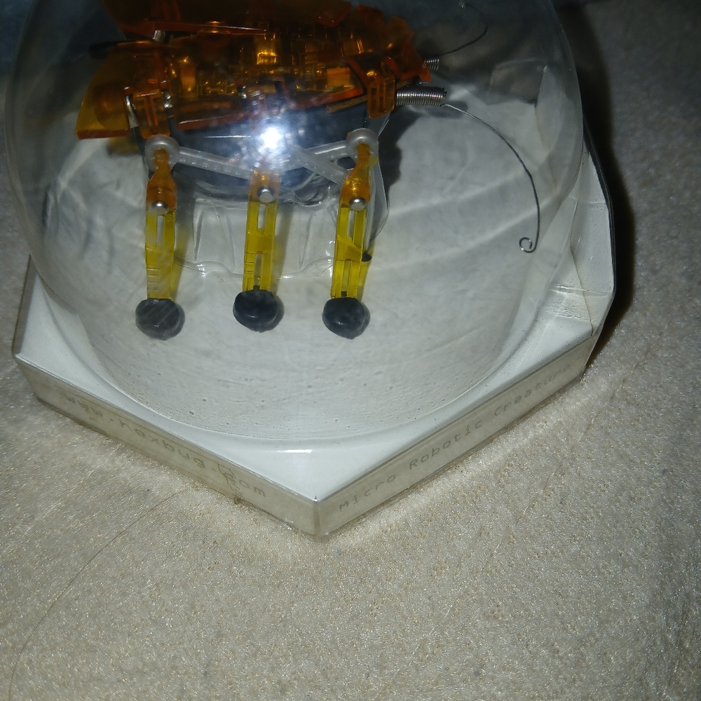 Hexbug Alpha Micro Robotic Creature - Picture 10 of 16